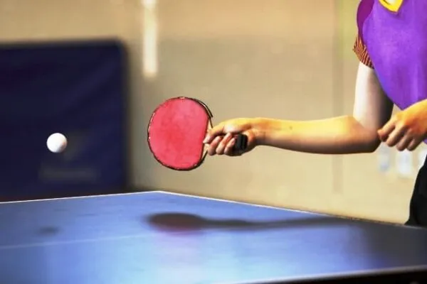 卓球における「カット」とは、ラケットを上から下へ切るように振り、強い下回転をかけて返球する守備技術です。 